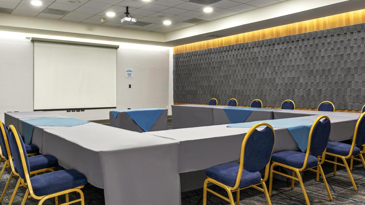 Holiday Inn Express Chihuahua By Ihg Exterior photo